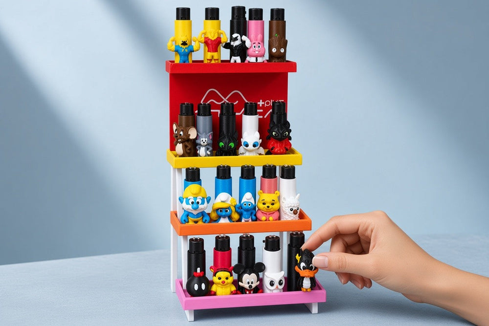 Renkli stand üzerinde karışık figürlü çakmaklar, önden görünüm. Paket sunumu için temsili görsel 1.